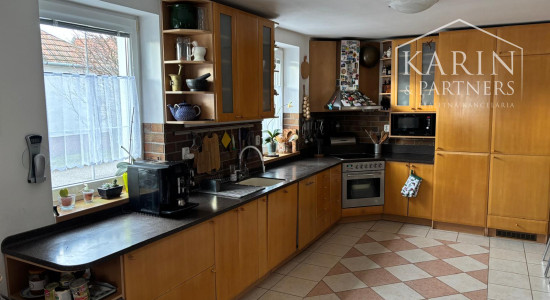 Rodinný dom s atmosférou  - 5 izieb, záhrada, bazén, parkovanie