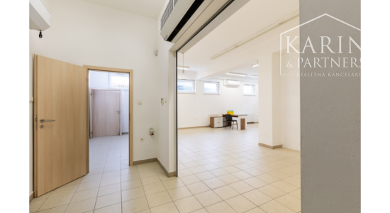 SKLADOVÉ PRIESTORY+ NÁKLADNÁ  PLOŠINA