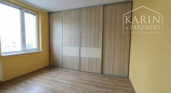 PRENÁJOM: Veľký 2,5i byt s loggiou, sídlisko JUH, kompl.REKO