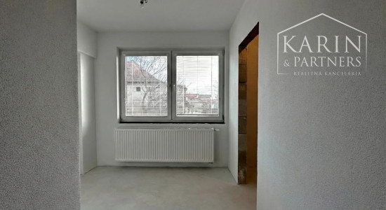 5-izbový dom na 25-árovom pozemku s nádychom histórie a absolútnym tichom