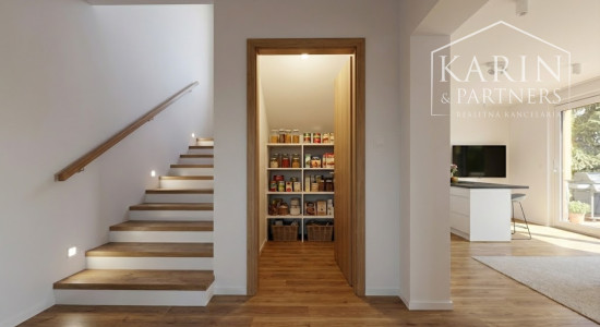 5-izbový dom na 25-árovom pozemku s nádychom histórie a absolútnym tichom