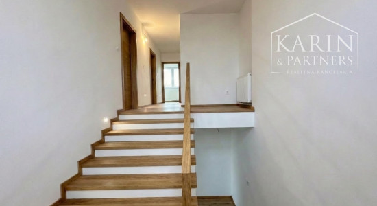 5-izbový dom na 25-árovom pozemku s nádychom histórie a absolútnym tichom