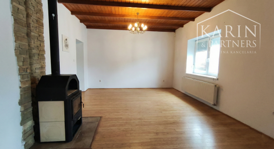 Predáme priestorovo veľkorysý rodinný dom s bazénom v meste s blízkosťou prírody, Nové Zámky