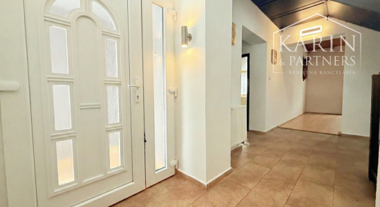 Predáme priestorovo veľkorysý rodinný dom s bazénom v meste s blízkosťou prírody, Nové Zámky