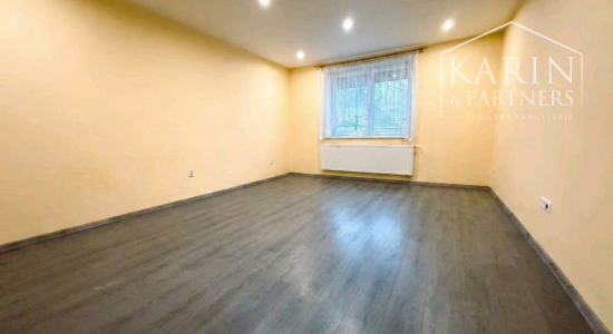 Predáme priestorovo veľkorysý rodinný dom s bazénom v meste s blízkosťou prírody, Nové Zámky