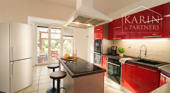 Predáme priestorovo veľkorysý rodinný dom s bazénom v meste s blízkosťou prírody, Nové Zámky