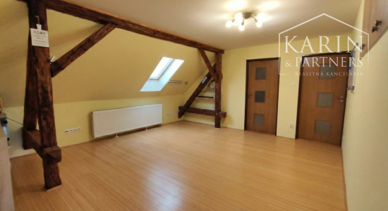 Predáme priestorovo veľkorysý rodinný dom s bazénom v meste s blízkosťou prírody, Nové Zámky