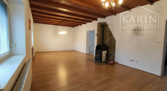 Predáme priestorovo veľkorysý rodinný dom s bazénom v meste s blízkosťou prírody, Nové Zámky