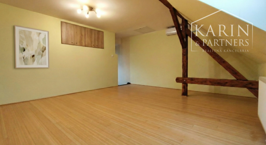 Predáme priestorovo veľkorysý rodinný dom s bazénom v meste s blízkosťou prírody, Nové Zámky