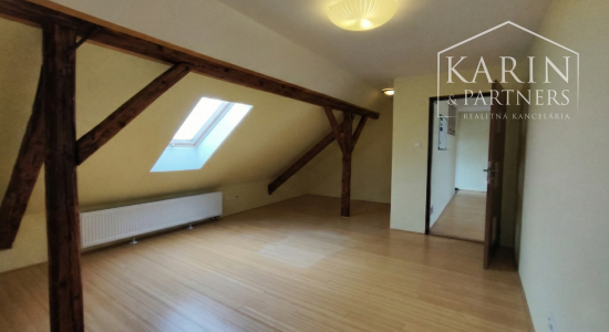 Predáme priestorovo veľkorysý rodinný dom s bazénom v meste s blízkosťou prírody, Nové Zámky