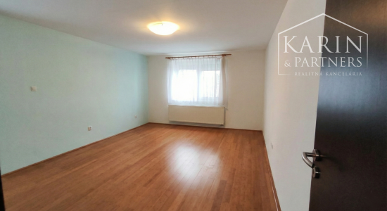 Predáme priestorovo veľkorysý rodinný dom s bazénom v meste s blízkosťou prírody, Nové Zámky