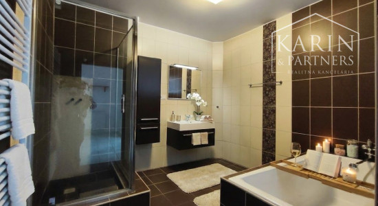 Predáme priestorovo veľkorysý rodinný dom s bazénom v meste s blízkosťou prírody, Nové Zámky