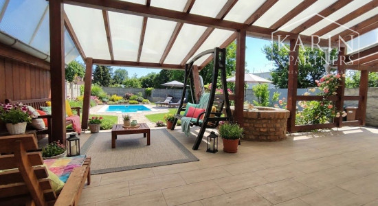 Predáme priestorovo veľkorysý rodinný dom s bazénom v meste s blízkosťou prírody, Nové Zámky