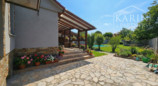 Predáme priestorovo veľkorysý rodinný dom s bazénom v meste s blízkosťou prírody, Nové Zámky