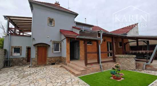 Predáme priestorovo veľkorysý rodinný dom s bazénom v meste s blízkosťou prírody, Nové Zámky