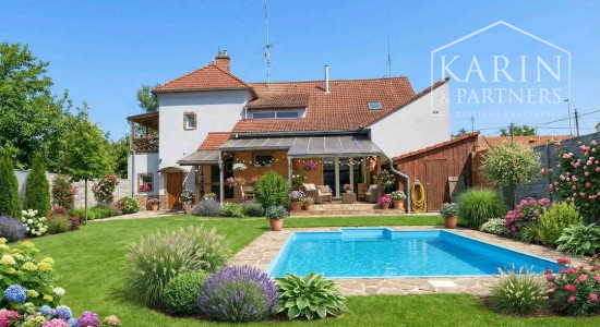 Predáme priestorovo veľkorysý rodinný dom s bazénom v meste s blízkosťou prírody, Nové Zámky