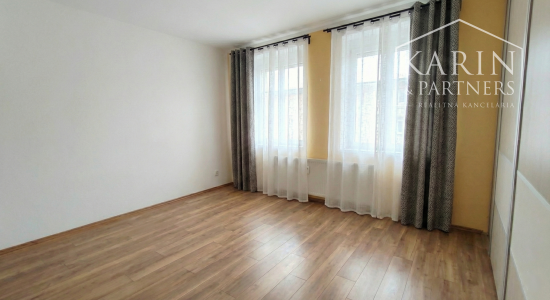 PRENÁJOM: Veľký 2,5i byt s loggiou, sídlisko JUH, kompl.REKO