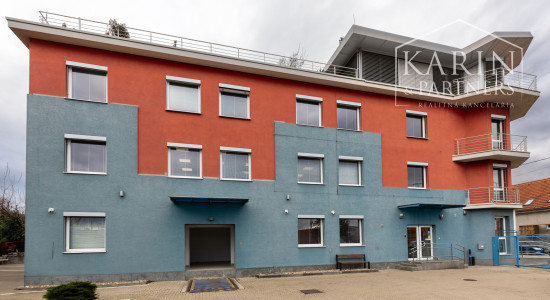 OBCHODNO-SKLADOVÉ PRIESTORY S NÁKLADNOU PLOŠINOU+ SHOWROOM A KANCELÁRIA