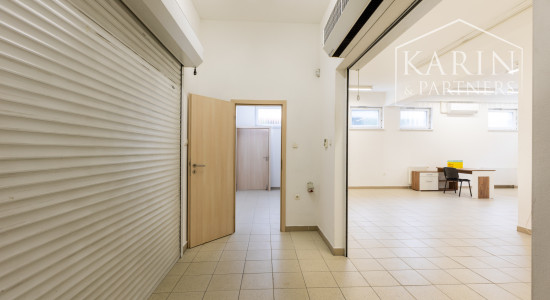 OBCHODNO-SKLADOVÉ PRIESTORY S NÁKLADNOU PLOŠINOU+ SHOWROOM A KANCELÁRIA