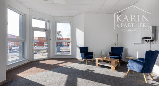 OBCHODNO-SKLADOVÉ PRIESTORY S NÁKLADNOU PLOŠINOU+ SHOWROOM A KANCELÁRIA