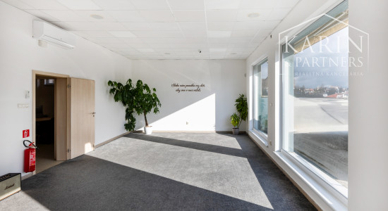 OBCHODNO-SKLADOVÉ PRIESTORY S NÁKLADNOU PLOŠINOU+ SHOWROOM A KANCELÁRIA