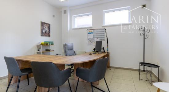 OBCHODNO-SKLADOVÉ PRIESTORY S NÁKLADNOU PLOŠINOU+ SHOWROOM A KANCELÁRIA