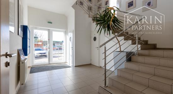 OBCHODNO-SKLADOVÉ PRIESTORY S NÁKLADNOU PLOŠINOU+ SHOWROOM A KANCELÁRIA