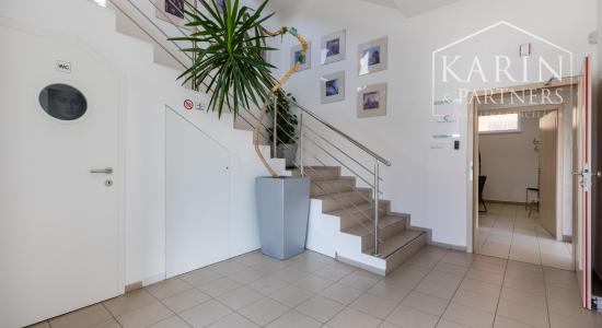 OBCHODNO-SKLADOVÉ PRIESTORY S NÁKLADNOU PLOŠINOU+ SHOWROOM A KANCELÁRIA