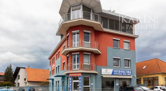 OBCHODNO-SKLADOVÉ PRIESTORY S NÁKLADNOU PLOŠINOU+ SHOWROOM A KANCELÁRIA