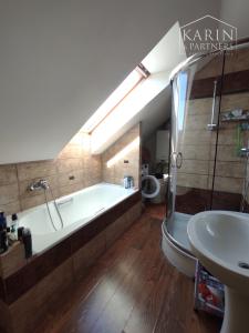 5-izbový rodinný dom s hosťovským bytom v centre Ivanky pri Dunaji