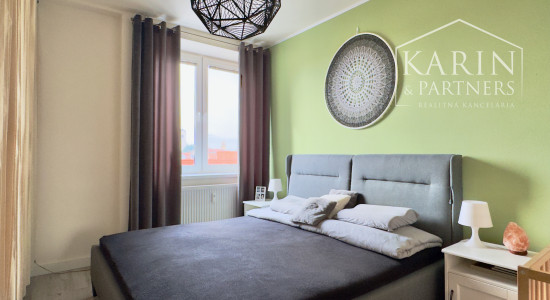 Nádherný, kompletne zariadený 3-izbový byt (66 m²) z r. 2018 s vlastným parkovaním v top lokalite, Skalica