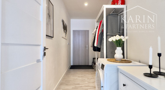 Nádherný, kompletne zariadený 3-izbový byt (66 m²) z r. 2018 s vlastným parkovaním v top lokalite, Skalica