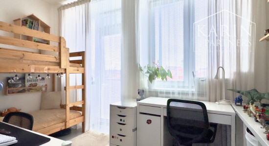 Nádherný, kompletne zariadený 3-izbový byt (66 m²) z r. 2018 s vlastným parkovaním v top lokalite, Skalica