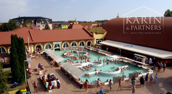 Bývajte a zarábajte na jednom mieste, pri termálnom kúpalisku