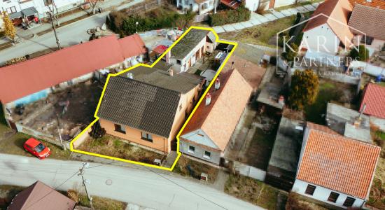 4i rodinný dom v Šaštíne s hospodárskymi budovami