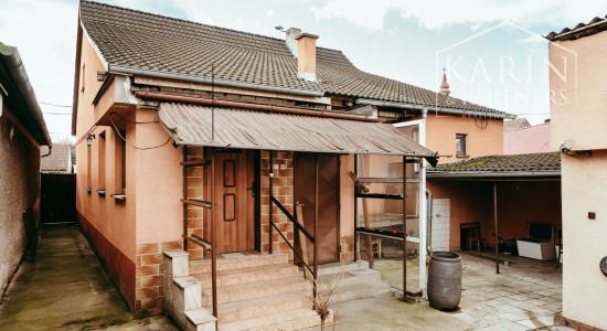 4i rodinný dom v Šaštíne s hospodárskymi budovami