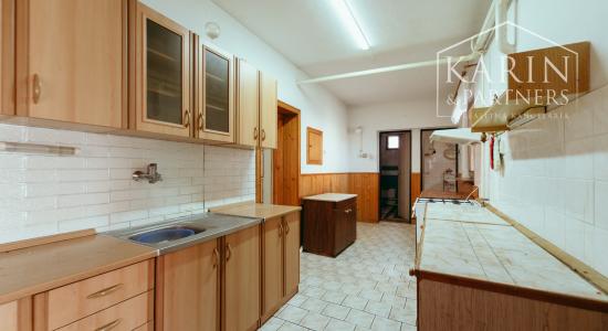 4i rodinný dom v Šaštíne s hospodárskymi budovami