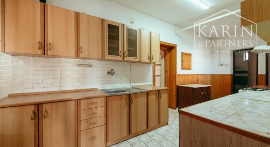 4i rodinný dom v Šaštíne s hospodárskymi budovami