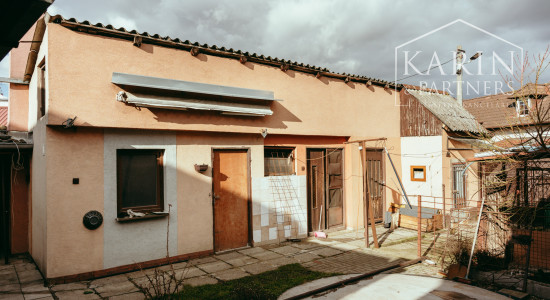 4i rodinný dom v Šaštíne s hospodárskymi budovami