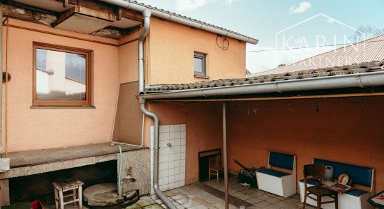 4i rodinný dom v Šaštíne s hospodárskymi budovami