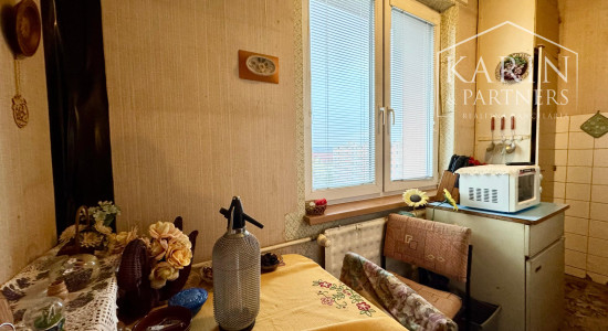 NA PREDAJ: 1i BYT V PÔVODNOM STAVE – SENICA, J. MUDROCHA