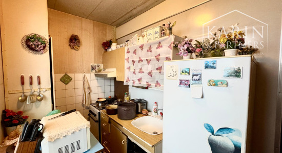 NA PREDAJ: 1i BYT V PÔVODNOM STAVE – SENICA, J. MUDROCHA