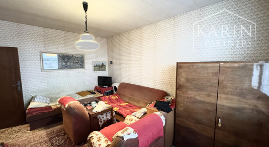 NA PREDAJ: 1i BYT V PÔVODNOM STAVE – SENICA, J. MUDROCHA