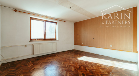 4i rodinný dom v Šaštíne s hospodárskymi budovami