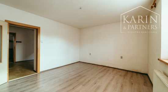 4i rodinný dom v Šaštíne s hospodárskymi budovami