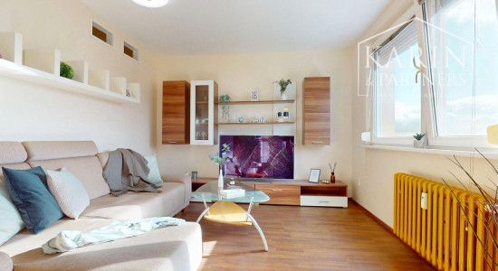 ZARIADENÝ PRIESTRANNÝ A SLNEČNÝ 2I BYT DISPOZIČNE UPRAVENÝ NA 3I