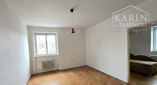 Predaj – 2 izbový byt v atraktívnej lokalite Bratislava II – Ružinov, časť Nivy, Jelačičova ulica.