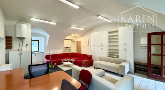 ZARIADENÁ KANCELÁRIA V CENTRE HOLÍČA S PARKOVANÍM