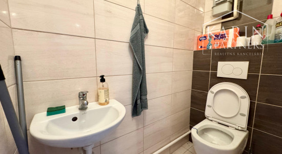 ZARIADENÁ KANCELÁRIA V CENTRE HOLÍČA S PARKOVANÍM