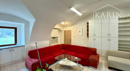 ZARIADENÁ KANCELÁRIA V CENTRE HOLÍČA S PARKOVANÍM